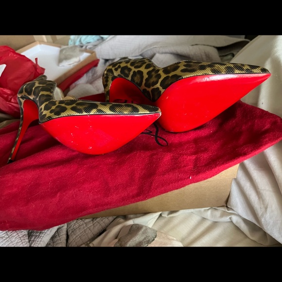 A beautiful gold and black red bottom. - Picture 2 of 6